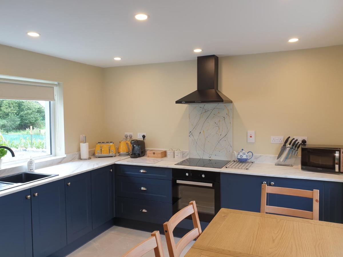 Reed Warbler Cottage บอลลินโรบ ภายนอก รูปภาพ