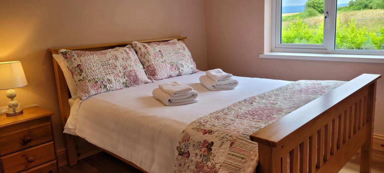 Reed Warbler Cottage บอลลินโรบ ภายนอก รูปภาพ